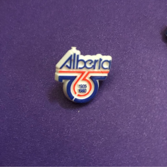 Alberta 1905-1980 75th Anniversary Lapel Pin Plastic .75”. Vintage 21 qty pins - Picture 3 of 6